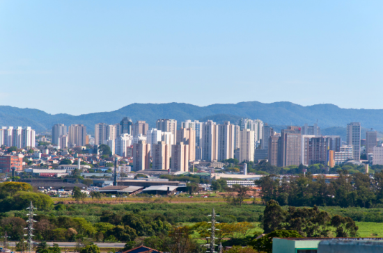 Vista panorâmica de Guarulhos com bairros residenciais e áreas verdes para morar em Guarulhos